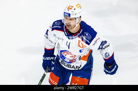 EHC Kloten - ZSC Lions, Stimo Arena, National League NL, reguläre Saison: Kapitän #4 Patrick Geering trifft in der 56. Spielminute zum Anschlusstreffer Stockfoto