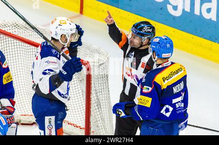 EHC Kloten - ZSC Lions, Stimo Arena, National League NL, reguläre Saison: Hauptschiedsrichter Alex DiPietro zeigt #12 Yannick Weber (ZSC Lions) klar und klar Stockfoto