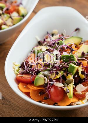 Gemischter Salat mit Sprossen und Samen Stockfoto