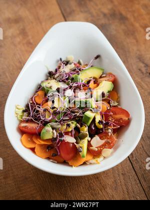 Gemischter Salat mit Sprossen und Samen Stockfoto