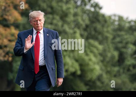 Washington DC, USA - 21. August 2019: Ein ernsthaft aussehender Präsident Donald Trump, der über den Rasen des Weißen Hauses spaziert und mit der Hand begrüßt Stockfoto