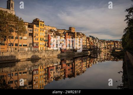 Onyars Häuser am Onyar River in Girona, Spanien Stockfoto