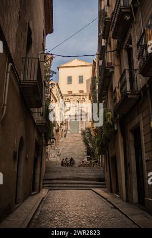 Menschen, die sich in einem Café im Freien in Girona, Spanien, entspannen Stockfoto