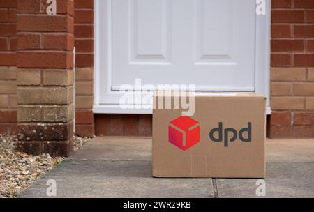 Exeter, UK-10. März 2024: Eine DPD-Lieferbox vor einer Haustür. DPD ist Teil von GeoPost, einem der weltweit führenden Paketzustellungsnetze Stockfoto