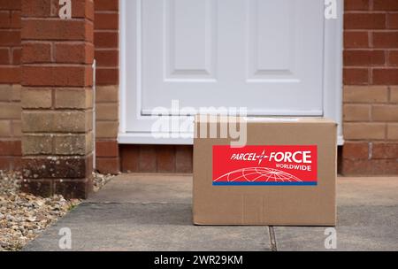 Exeter, UK-10. März 2024: Eine Parcelforce Worldwide Lieferbox vor einer Haustür. Parcelforce Worldwide ist ein Kurier- und Logistikdienst in Großbritannien Stockfoto