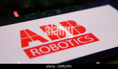 Viersen, Deutschland - 1. März. 2024: Nahaufnahme des Smartphones mit Logo-Schriftzug von ABB Robotics auf Computertastatur Stockfoto