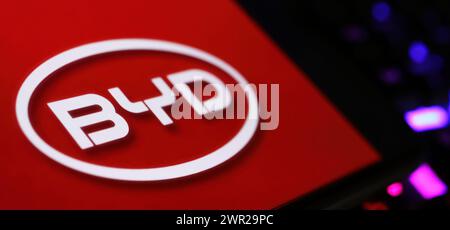 Viersen, Deutschland - 1. März. 2024: Nahaufnahme des Smartphones mit Logo-Schriftzug der chinesischen Autofirma BYD auf Computertastatur Stockfoto