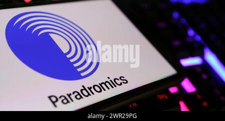 Viersen, Deutschland - 1. März. 2024: Nahaufnahme des Smartphones mit Logo-Schriftzug von Paradromics auf Computertastatur Stockfoto