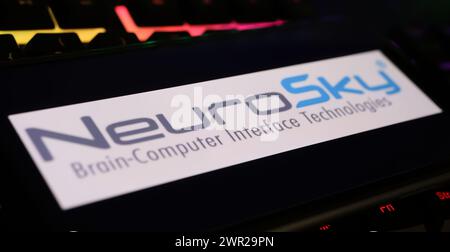 Viersen, Deutschland - 1. März. 2024: Nahaufnahme des Smartphones mit Logo-Schriftzug von Neurosky auf der Computertastatur Stockfoto