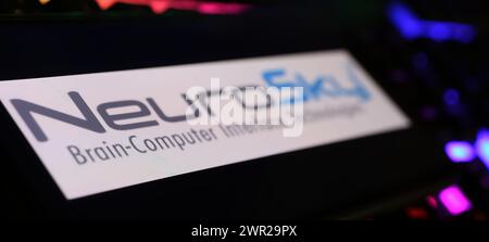 Viersen, Deutschland - 1. März. 2024: Nahaufnahme des Smartphones mit Logo-Schriftzug von Neurosky auf der Computertastatur Stockfoto