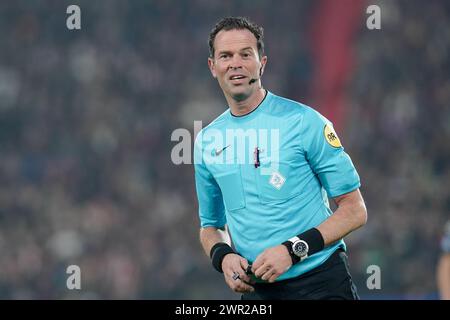 Rotterdam, Niederlande. März 2024. ROTTERDAM, 10-3-2024, Stadium de Kuip, Dutch eredivisie, 2023/2024, Feyenoord - Heracles, Schiedsrichter Bas Nijhuis während des Spiels Feyenoord - Heracles Credit: Pro Shots/Alamy Live News Stockfoto