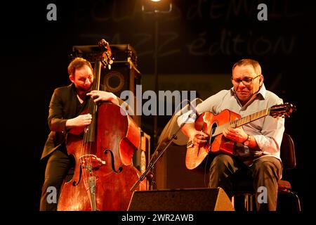 Biréli Lagrène französischer Jazzgitarrist und Komponist von Zigeunern mit William Brunard französischem Jazz-Kontrabassist im Konzert während der Eclats d’Email Stockfoto