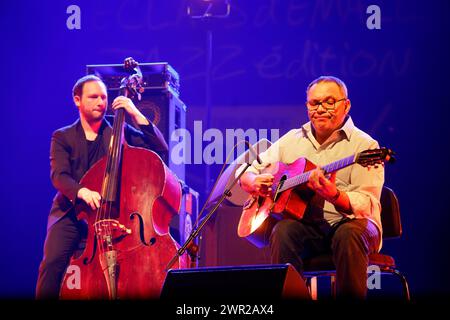 Biréli Lagrène französischer Jazzgitarrist und Komponist von Zigeunern mit William Brunard französischem Jazz-Kontrabassist im Konzert während der Eclats d’Email Stockfoto