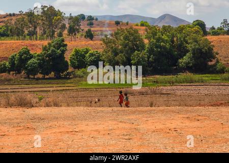 Antsirabe, Madagaskar. 20. oktober 2023. Madagaskar-Straßen. Pfad von Antsirabe durch kleine Dörfer, Häuser entlang der Straße, Viehzucht, Reisfelder, Stockfoto