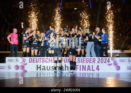 Pokalsieger TuS Metzingen nach dem Haushahn Final4 Finale zwischen TuS Metzingen und SG BBM Biietigheim, Porsche Arena, Stuttgart. (Sven Beyrich/SPP) Credit: SPP Sport Press Photo. /Alamy Live News Stockfoto