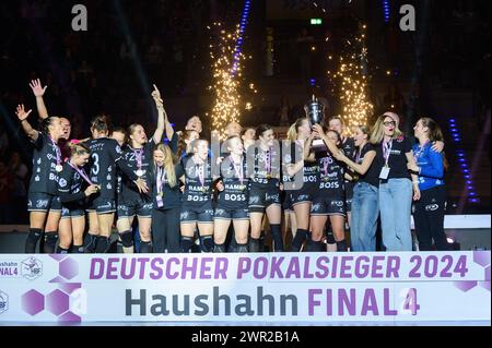 Pokalsieger TuS Metzingen nach dem Haushahn Final4 Finale zwischen TuS Metzingen und SG BBM Biietigheim, Porsche Arena, Stuttgart. (Sven Beyrich/SPP) Credit: SPP Sport Press Photo. /Alamy Live News Stockfoto