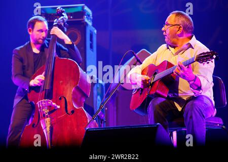 Biréli Lagrène französischer Jazzgitarrist und Komponist von Zigeunern mit William Brunard französischem Jazz-Kontrabassist im Konzert während der Eclats d’Email Stockfoto