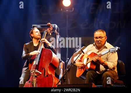 Biréli Lagrène französischer Jazzgitarrist und Komponist von Zigeunern mit William Brunard französischem Jazz-Kontrabassist im Konzert während der Eclats d’Email Stockfoto