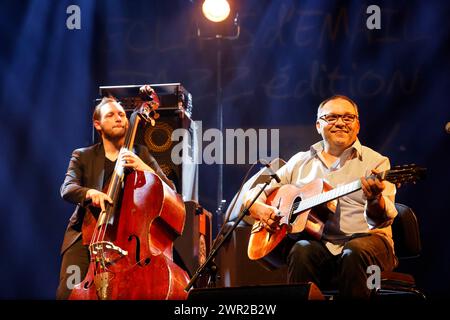 Biréli Lagrène französischer Jazzgitarrist und Komponist von Zigeunern mit William Brunard französischem Jazz-Kontrabassist im Konzert während der Eclats d’Email Stockfoto