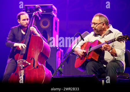 Biréli Lagrène französischer Jazzgitarrist und Komponist von Zigeunern mit William Brunard französischem Jazz-Kontrabassist im Konzert während der Eclats d’Email Stockfoto