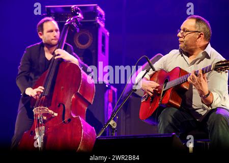 Biréli Lagrène französischer Jazzgitarrist und Komponist von Zigeunern mit William Brunard französischem Jazz-Kontrabassist im Konzert während der Eclats d’Email Stockfoto