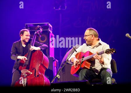 Biréli Lagrène französischer Jazzgitarrist und Komponist von Zigeunern mit William Brunard französischem Jazz-Kontrabassist im Konzert während der Eclats d’Email Stockfoto