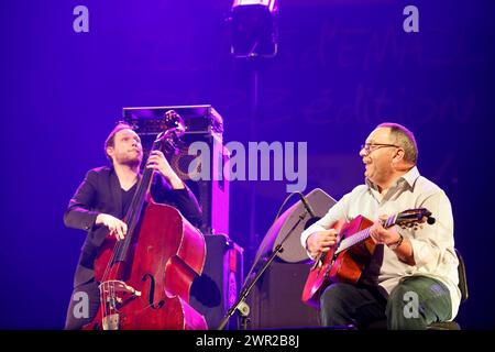 Biréli Lagrène französischer Jazzgitarrist und Komponist von Zigeunern mit William Brunard französischem Jazz-Kontrabassist im Konzert während der Eclats d’Email Stockfoto