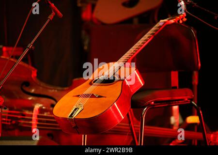 Biréli Lagrène französischer Jazzgitarrist und Komponist von Zigeunern mit William Brunard französischem Jazz-Kontrabassist im Konzert während der Eclats d’Email Stockfoto