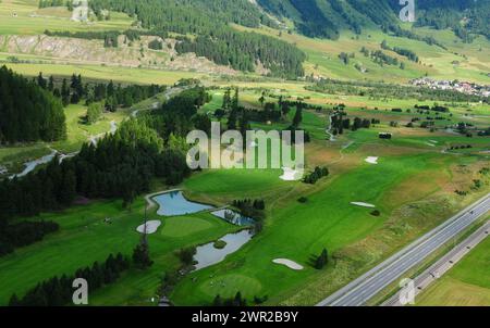 Luftaufnahme vom Golfplatz Samedan im Oberengadin | Luftaufnahme vom Golfplatz in Samedan/Celerina Stockfoto