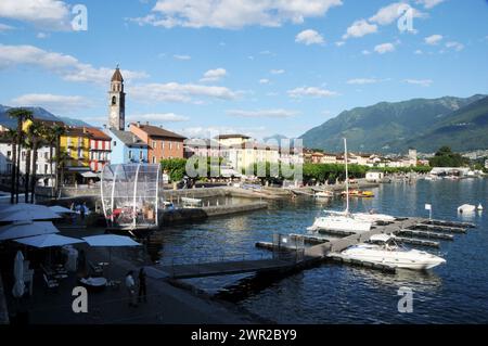 Ansicht des Lago Maggiore am Ufer der Stadt Ascona. Blick auf den Lago Maggiore von Ascona im Tessin bis zur italienischen Grenze Stockfoto