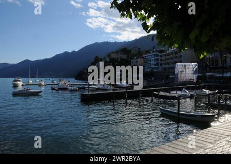 Ansicht des Lago Maggiore am Ufer der Stadt Ascona. Blick auf den Lago Maggiore von Ascona im Tessin bis zur italienischen Grenze Stockfoto