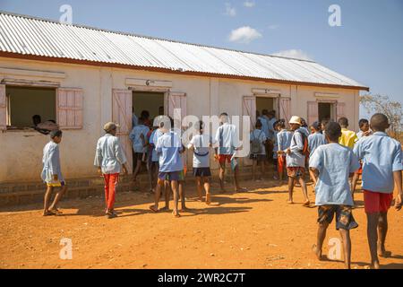 Miandrivazo, Madagaskar 20. oktober 2023. Die Schüler der Madagaskar-Schule eilen in die Klasse, betreten das Gebäude einer einstöckigen Dorfschule. Stockfoto