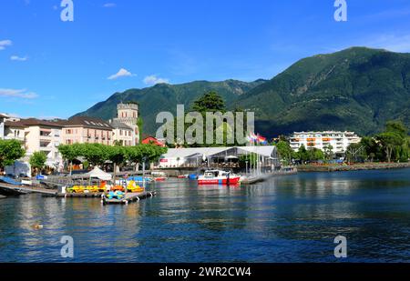 Boote in Ascona am Lago Maggiore im Tessin | Tessin: Asconas Seeufer mit den Booten. Stockfoto