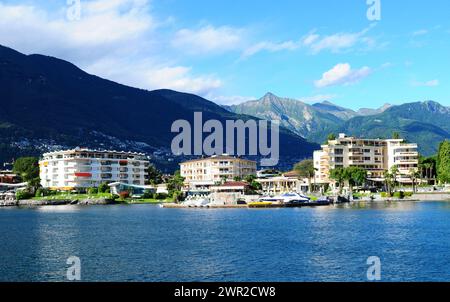 Eden Roc Hotel at Ascona am Lago Maggiore im Tessin | Ascona's Seeufer mit dem Eden Roc Hotel Yachthafen im Tessin. Stockfoto