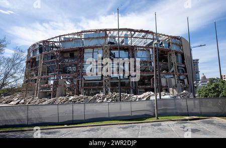 Austin, Tx, USA. März 2024. Das 47 Jahre alte Frank Erwin Center, in Texas liebevoll als „Super Drum“ bekannt, wird abgerissen, um Platz für ein neues Krankenhaus an der University of Texas at Austin zu machen. Der Veranstaltungsort wurde durch das moderne Moody Center auf dem Campus ersetzt, nachdem Tausende von Veranstaltungen von Schulabschlüssen über Tractor Pulls bis hin zu Sänger Bob Dylan veranstaltet wurden. (Kreditbild: © Bob Daemmrich/ZUMA Press Wire) NUR REDAKTIONELLE VERWENDUNG! Nicht für kommerzielle ZWECKE! Quelle: ZUMA Press, Inc./Alamy Live News Stockfoto