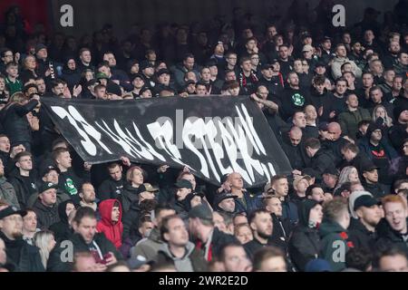 Rotterdam, Niederlande. März 2024. ROTTERDAM, 10-3-2024, Stadium de Kuip, Dutch eredivisie, 2023/2024, Feyenoord - Herakles, Banner am Stand während des Spiels Feyenoord - Heracles Credit: Pro Shots/Alamy Live News Stockfoto