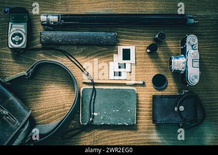 Fotokamera-Set im Vintage-Stil mit Stativ, Belichtungsmesser, Filmrollen und Tasche Stockfoto