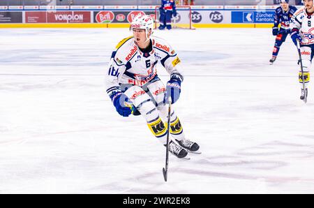 #6 Matthew Kellenberg, Verteidiger EHC Kloten während dem Spiel. (Zürich, Schweiz, 29.09.2023) Stockfoto