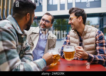 Die besten Freunde haben in der Stadt Bier getrunken und in der Bar geredet. Begriff der männlichen Freundschaft, Bromanz. Stockfoto