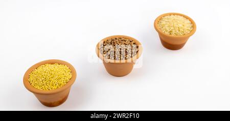 Müsli in Tonschalen: Hirse, Reis, Buchweizen auf weißem Hintergrund, ein Satz Müsli zur Zubereitung von Haferbrei zum Frühstück. Stockfoto