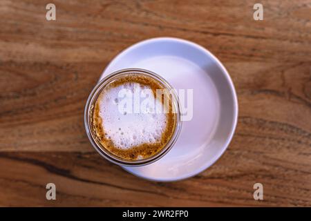 Tasse Kaffee auf Holztisch, Macchiato Stockfoto