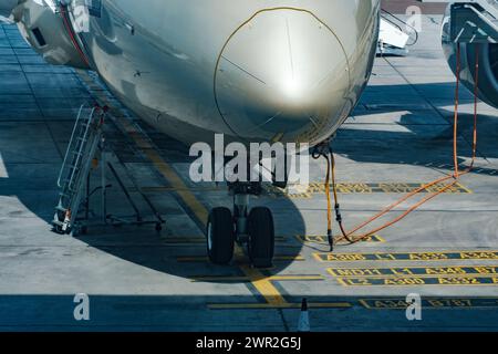 Flugzeug auf dem Dock, das Treibstoff einfüllt Stockfoto