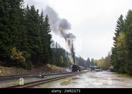 Eine Harzer Dampfeisenbahn wartet auf Abfahrt in Schierke Stockfoto