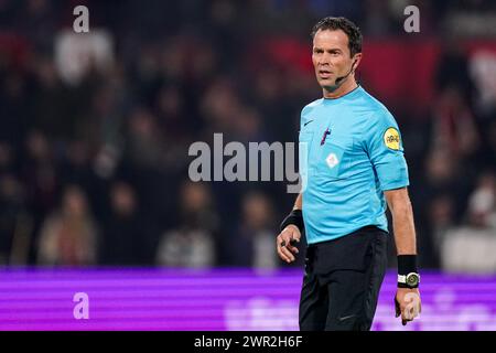 Rotterdam, Niederlande. März 2024. ROTTERDAM, NIEDERLANDE - 10. MÄRZ: Schiedsrichter Bas Nijhuis sieht beim niederländischen Eredivisie-Spiel zwischen Feyenoord und Heracles Almelo im Stadion Feyenoord am 10. März 2024 in Rotterdam an. (Foto von Joris Verwijst/Orange Pictures) Credit: Orange Pics BV/Alamy Live News Stockfoto