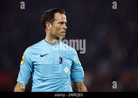 ROTTERDAM - Schiedsrichter Bas Nijhuis während des niederländischen Eredivisie-Spiels zwischen Feyenoord und Heracles Almelo im Feyenoord Stadium de Kuip am 10. März 2024 in Rotterdam, Niederlande. ANP MAURICE VAN STEEN Stockfoto