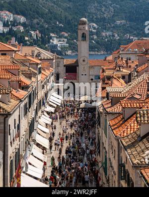 Dubrovnik, Kroatien, August 2023. Gruppe von Leuten, die die Stradun, die Hauptstraße der Altstadt von Dubrovnik, entlang laufen Stockfoto
