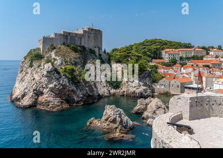 Fort Lovrijenac gegenüber den Stadtmauern von Dubrovnik, UNESCO-Weltkulturerbe, Kroatien Stockfoto