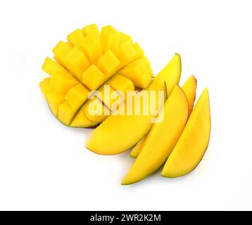 Reife Mango isoliert. Organische Mango und Scheiben isoliert auf weißem Hintergrund. Schmecken Sie Mango. Stockfoto