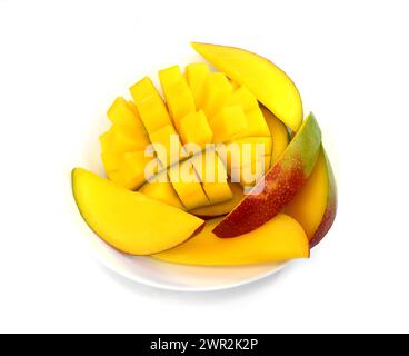 Reife Mango isoliert. Organische Mango und Scheiben isoliert auf weißem Hintergrund. Schmecken Sie Mango. Stockfoto