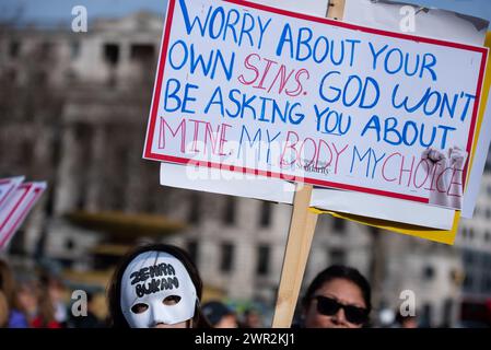 London, Großbritannien. März 2024. Eine Aktivistin hält ein Plakat während der Million Women Rise March. Die Mission der Organisation besteht darin, der Gewalt von Männern gegenüber Frauen und Mädchen ein Ende zu bereiten, die nach wie vor ein wichtiges gesellschaftliches Problem in jeder Ecke der Welt ist. Gemeinsam können wir die Gewalt der Menschen in all ihren Formen gegen uns beenden! Mit All Women's march in ihrem 18. Jahr, unter der Leitung von Black/Global Majority Women for All Women and Girls. (Credit Image: © Loredana Sangiuliano/SOPA Images via ZUMA Press Wire) NUR REDAKTIONELLE VERWENDUNG! Nicht für kommerzielle ZWECKE! Stockfoto